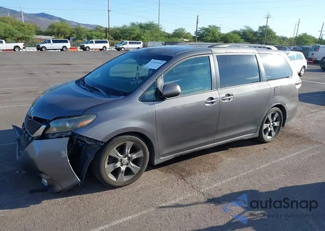 2015 Toyota Sienna Se 8 Passenger/Se Premium 8 Passenger z USA, uszkodzony, nr VIN 5TDXK3DC6FS586661